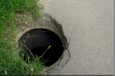 SOŢ ŞI SOŢIE, CĂZUŢI ÎNTR-UN CANAL NEASIGURAT
