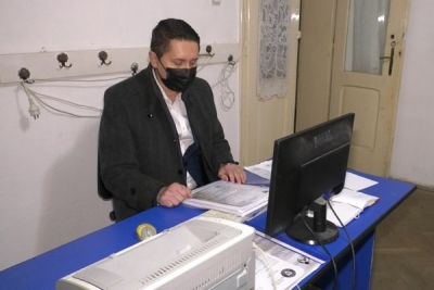 Viceprimarul Orșovei izolat în grădiniță, printre pisici și igrasie, și desemnat șeful câinilor vagabonzi