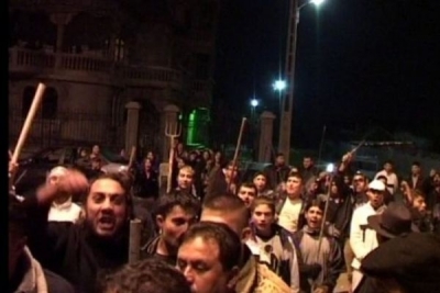 ATACAŢI CU FURCI, TOPOARE ŞI MACETE DE „CLANUL HINGHERILOR”
