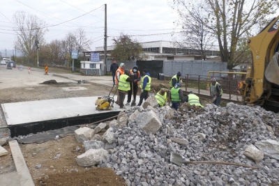 Pe Calea Cernețiului se repară și ultimul tronson de pod. Artera este impecabilă, pentru prima oară, în ultimii 20 ani