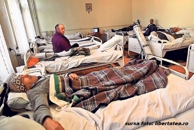 LA SPITALUL JUDEŢEAN, BOLNAVII TREMURĂ ÎN SALOANE