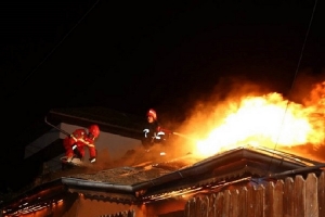 Incendiu la Jidoștița, de la un coș de fum neprotejat. O bătrână, în atac de panică!