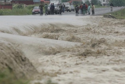 POTOP ŞI PALATE ŢIGĂNEŞTI SUB APE LA STREHAIA