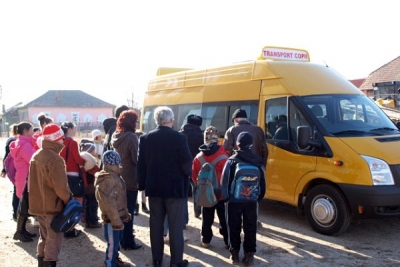 BANII PENTRU NAVETA ELEVILOR, ÎNTÂRZIAȚI ȘI LA JUMĂTATE