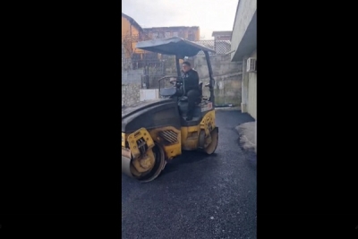 OPRIȚI PRIMARUL, PÂNĂ NU OMOARĂ PE CINEVA! MARIUS STOICA SE PLIMBĂ CU CILINDRUL COMPACTOR!