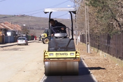 Asfaltarea continuă în Schela Cladovei
