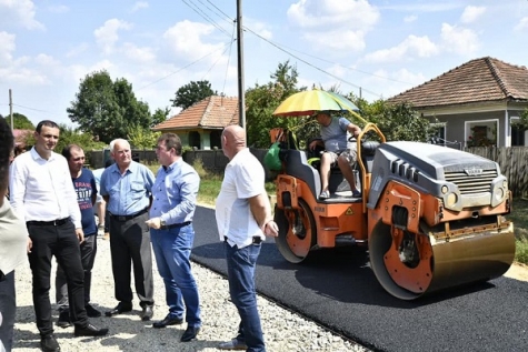 SE AȘTERNE COVOR ASFALTIC PE DJ 606A, ÎNTRE DUMBRAVA ȘI ALBULEȘTI (video)