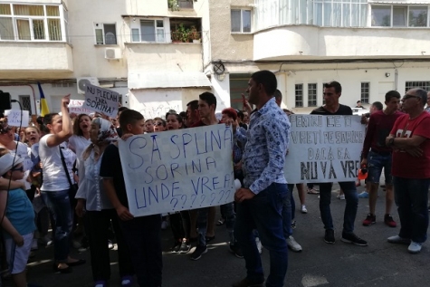 PROTESTELE DIN BAIA DE ARAMĂ S-A MUTAT LA CRAIOVA
