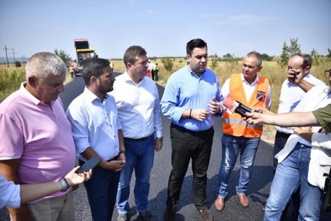 MINISTRUL CUC VERIFICĂ LUCRĂRILE DE ASFALTARE