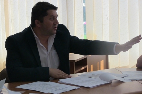 PRIMARUL ORȘOVEI, ATACAT CU CUȚITUL DE UN INTERLOP