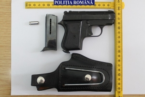 PISTOL GĂSIT LA UN BĂRBAT CARE-ȘI AMENINȚA SOŢIA CU MOARTEA