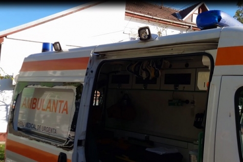AMBULANȚA, ATACATĂ CU PIETRE DE SCURSURILE SOCIETĂȚII, DE LA BLOCUL L2