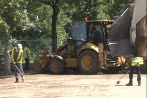 SE REPARĂ PARCAREA DE LA SPITAL