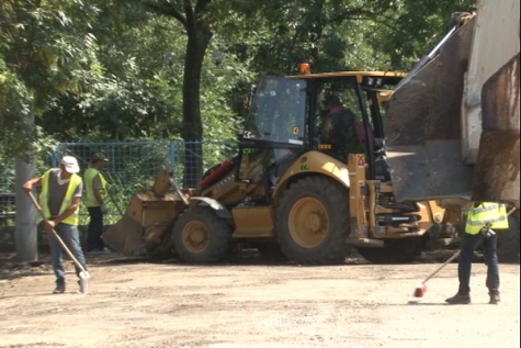 SE REPARĂ PARCAREA DE LA SPITAL