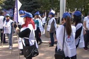 PROTEST &Icirc;N FAȚA PREFECTURII: APROAPE 100 DE DASCĂLI &Icirc;N STRADĂ