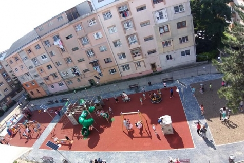 COPIII AU MOTIVE DE BUCURIE ÎN ORAȘUL NOSTRU. SE VOR AMENAJA 15 NOI LOCURI DE JOACĂ