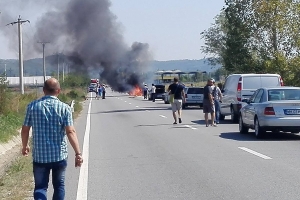 MAȘINĂ &Icirc;N FLĂCĂRI PE DN 56 A