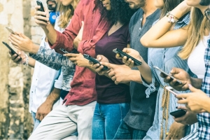 ROM&Acirc;NII PREFERĂ TELEFOANELE SCUMPE