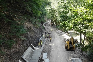 SE LUCREAZĂ LA MODERNIZAREA DRUMULUI DINTRE D&Acirc;LBOCIȚA ȘI INTERSECȚIA CU DJ 670