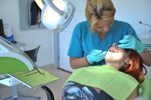 ROM&Acirc;NII VIN ACASĂ SĂ-ŞI  REZOLVE PROBLEMELE DENTARE