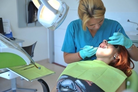 ROMÂNII VIN ACASĂ SĂ-ŞI  REZOLVE PROBLEMELE DENTARE