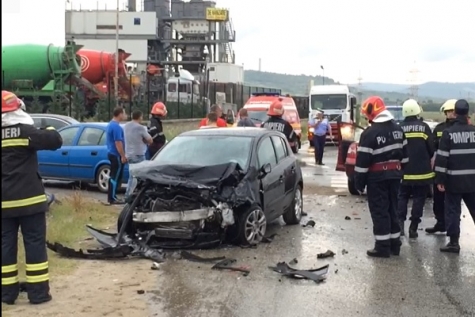 PATRU ACCIDENTE, ŞASE OAMENI LA SPITAL, 13 MAŞINI AVARIATE ÎN ULTIMELE 24 DE ORE