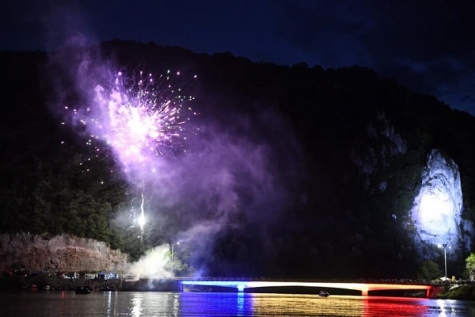 DECEBAL, SCĂLDAT ÎN LUMINI, DE VEGHE PE CLISURA DUNĂRII (video)