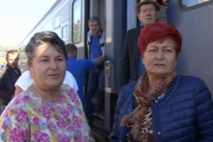 CFR &Icirc;ŞI BATE JOC CĂLĂTORI: PASAGERI TRANSBORDAŢI CU FURGONETA