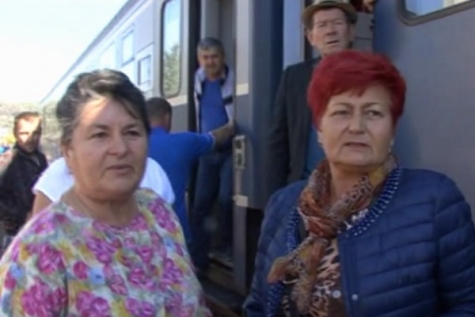 CFR ÎŞI BATE JOC CĂLĂTORI: PASAGERI TRANSBORDAŢI CU FURGONETA