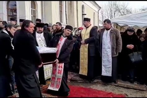 SUTE DE OAMENI ȘI-AU CONDUS PREOTUL PE ULTIMUL DRUM, LA JIDOȘTIȚA