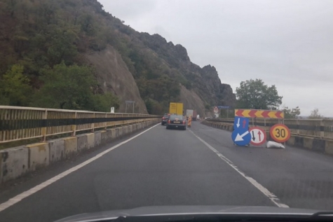 E FRIG ŞI PLOUĂ, DAR SE LUCREAZĂ LA DRUMURI