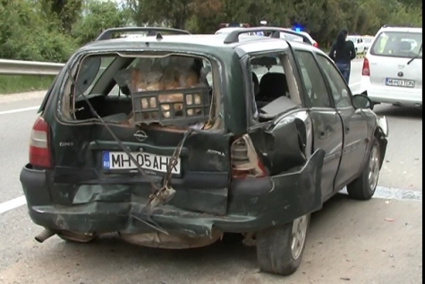 CARABMOL CU PATRU MAŞINI ŞI PATRU RĂNIŢI, PE DN 6