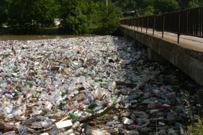 Poluare pe Cerna! Tone de resturi menajere, în apă!