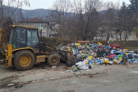 CONTINUĂ  RIDICAREA GUNOIULUI DIN ORŞOVA