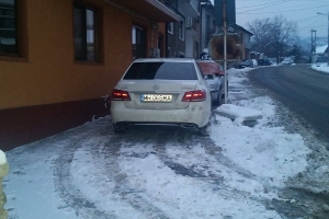 PRIMARUL ORȘOVEI ȘI-A TRAS MERCEDES E CLASS