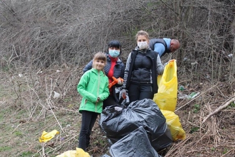 Amplă acțiune de ecologizare la Ponoarele. Alături de voluntari s-a aflat și vicepreședintele CJ Mehedinți, Ramona Cupă (VIDEO)